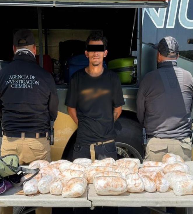 $!Aseguran 22 kilos de metanfetamina ocultos en maleta en Escuinapa