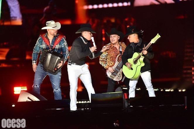 Grupo Firme abarrota el Foro Sol y les canta una hora más