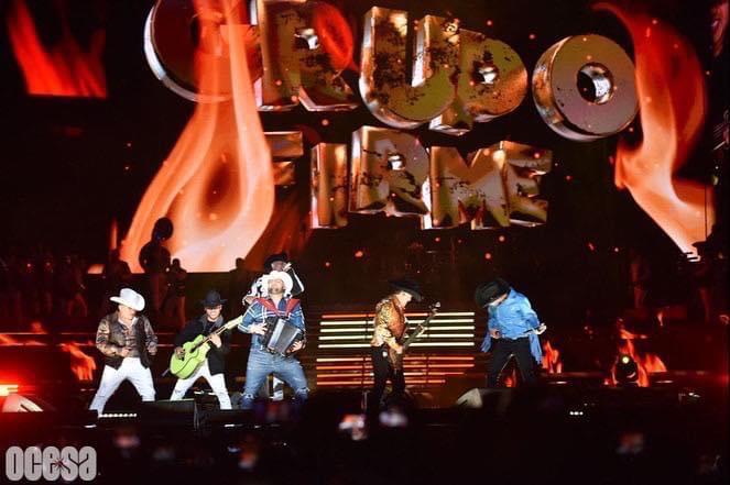 Grupo Firme abarrota el Foro Sol y les canta una hora más