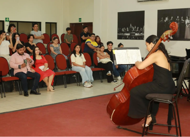 $!El concierto reunió a amantes de la música de concierto que acudieron para respaldar el desarrollo artístico de la joven contrabajista.