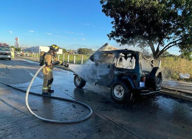 Jeep se incendia en la avenida Pérez Escobosa en Mazatlán