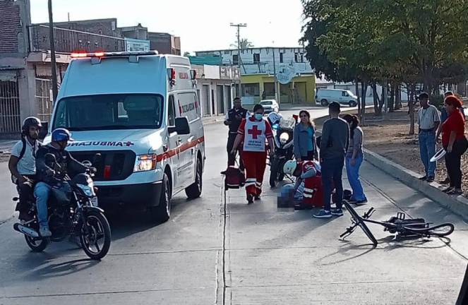 Paramédicos de Cruz Roja intentaron brindar los primeros auxilios al adulto mayor arrollado, pero ya no presentaba signos vitales.