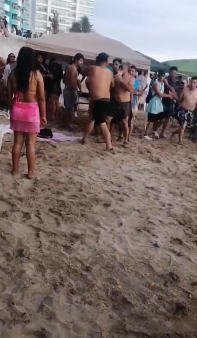 $!Se arma riña campal en playa de Mazatlán y se dan hasta con los botes de cerveza
