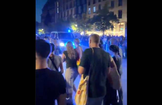 Las celebraciones del Orgullo LGBTQ+ en Berlín, Alemania, terminaron en tragedia luego de que un vehículo arrolló el sábado a varias personas.