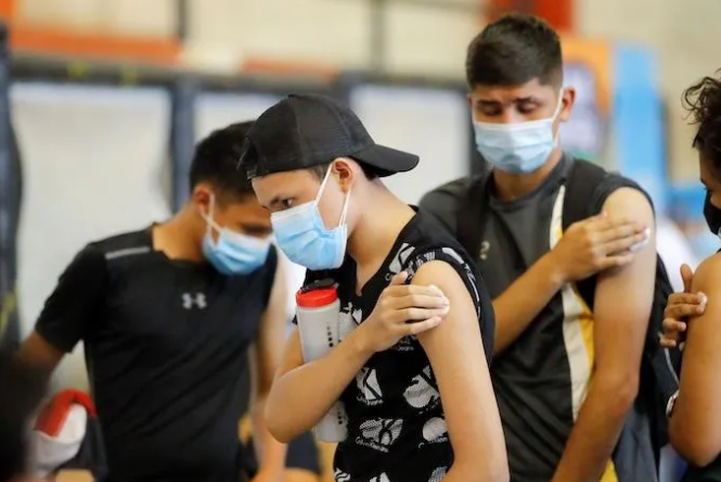 $!Jóvenes recibieron esta semana una dosis de la vacuna contra la COVID-19 durante el arranque a nivel nacional de la vacunación a personas entre las edades de 15 y 17 años, en Tegucigalpa, Honduras.