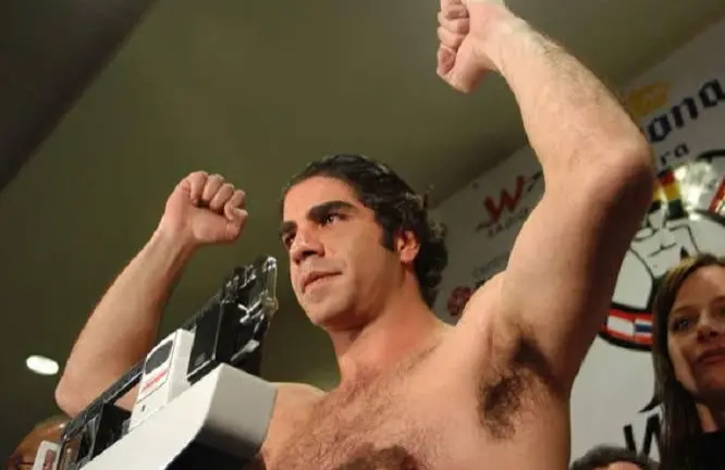 Jorge Kahwagi tuvo 12 combates de boxeo, los cuales ganó todos por la vía del nocaut.
