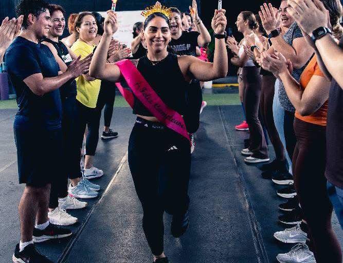 Emotivo festejo recibe la coach Iriana Rivas por su cumpleaños