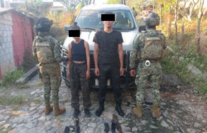 Autoridades aseguran armas, explosivos y detienen a tres personas en operativos en Sinaloa.