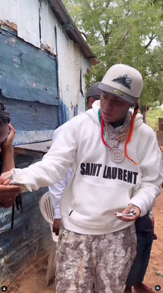 $!¡Lo hace de nuevo! Tekashi 6ix9ine sale a regalar dinero a quien más lo necesita