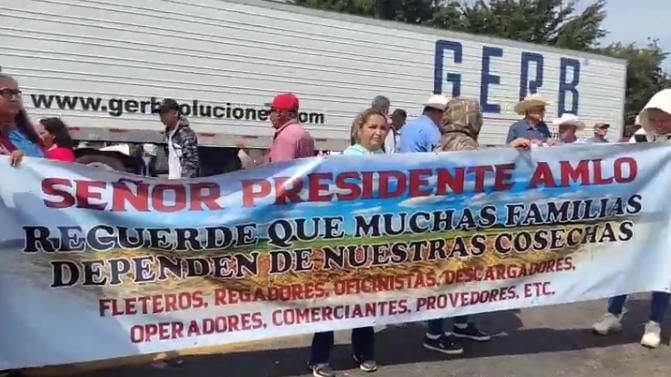 Se manifiestan productores en la caseta de Costa Rica