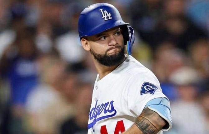 Andy Pagés falló en un reto de strike en el Juego 1 de la serie donde los Dodgers se enfrentan a los Bravos.