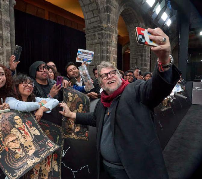 $!Guillermo del Toro convive con sus fans.