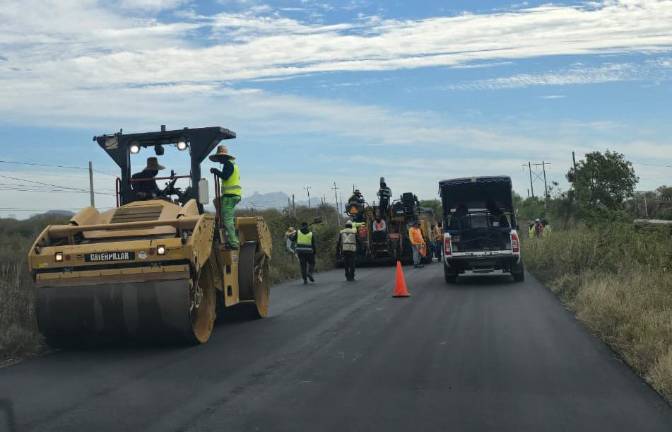 Personal de la Secretaría de Comunicaciones y Transporte reencarpeta la carretera federal México 15.