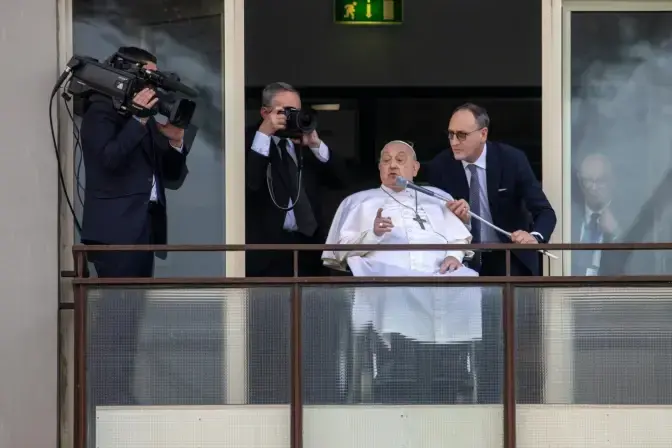 Papa Francisco reaparece ante los fieles antes de regresar al Vaticano tras recibir el alta médica