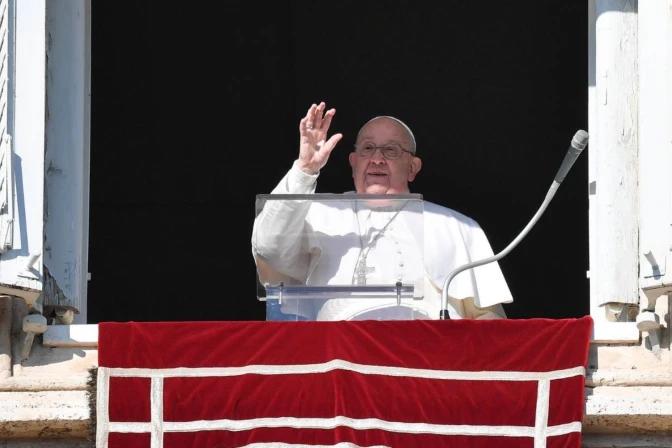 Llama Papa Francisco a familias a dejar a un lado el celular cuando se sienten a comer