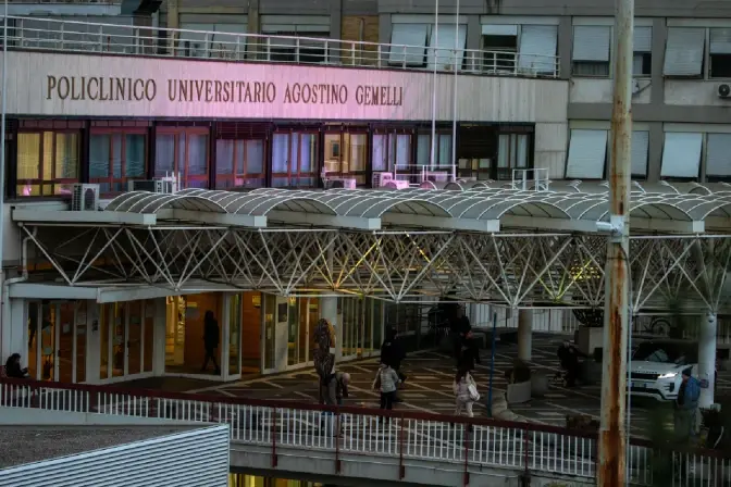 Condiciones clínicas del Papa Francisco son estables; proceso terapéutico continúa