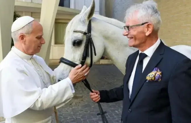 El Papa León XIV recibe un caballo de regalo.