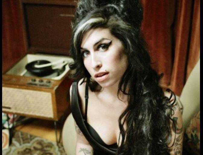 La cantante británica Amy Winehouse cumpliría 39 años