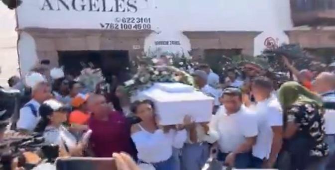 Vestidos de blanco y con globos del mismo color, amigos, familiares y pobladores de Taxco llevaron flores en el cortejo fúnebre.