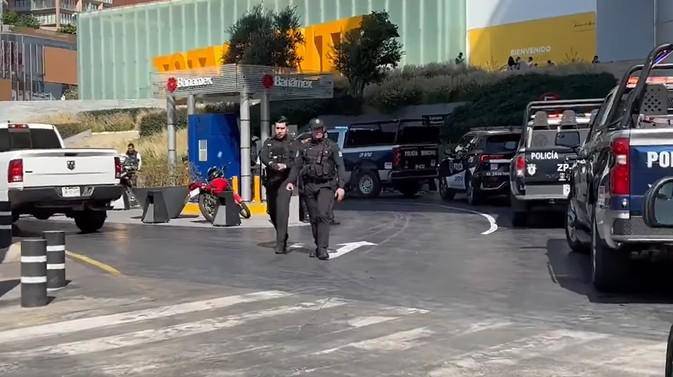 Diversas corporaciones en el centro comercial Andares, en Zapopan, donde dos hombres fueron asesinados.