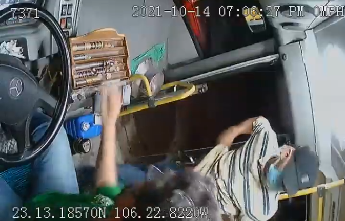 Momento del asalto en un camión del transporte urbano de Mazatlán.