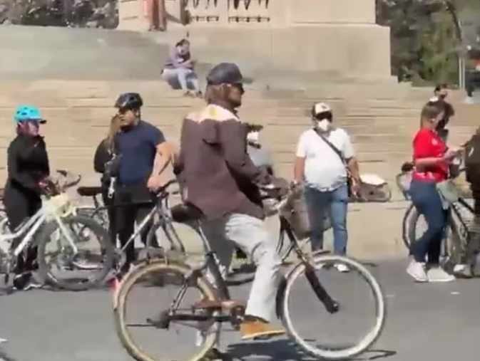 $!En bicicleta paseando por el Ángel de la Independencia.