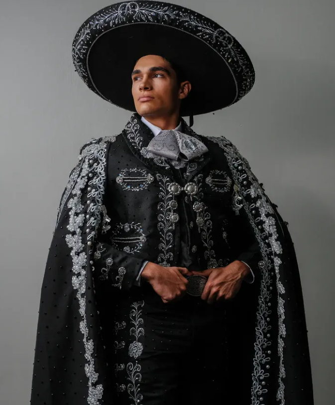 $!Andrés Briseño lució un traje de charro durante su participación como representante de México.
