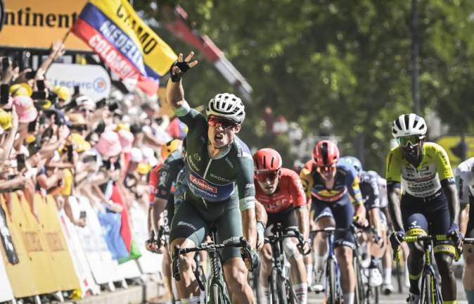 Philipsen, con un triplete en el Tour de Francia, impide récord de Cavendish