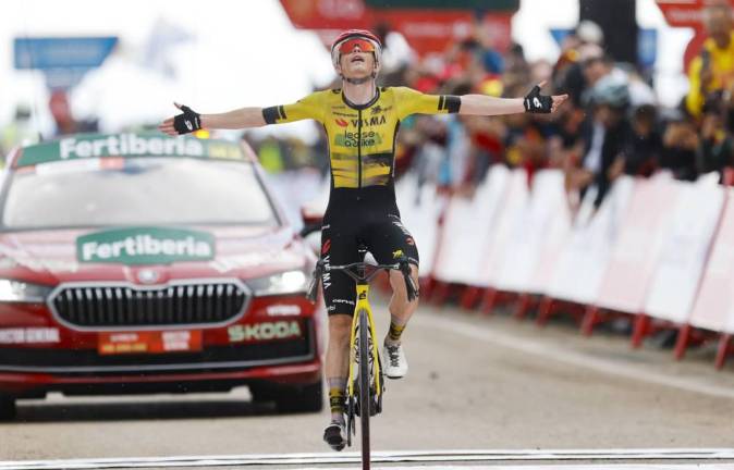 El doble campeón del Tour suma así su segunda victoria de etapa en esta edición y la cuarta en su historial en la ronda española.