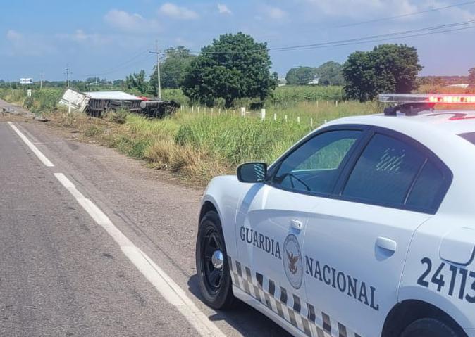 $!Tráiler vuelca en la Autopista Mazatlán-Culiacán, a la altura de La Cruz de Elota
