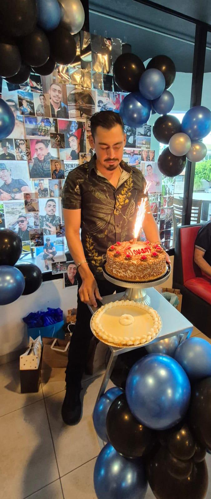 $!El festejado apagó la velita del pastel.