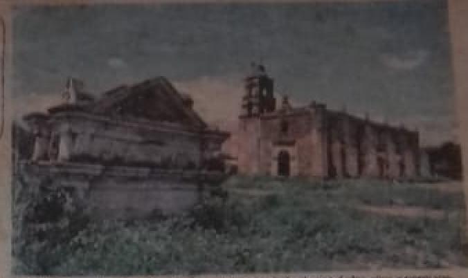 $!Juana mostró recortes de periódico en los que se puede apreciar cómo lucía la antigua iglesia.