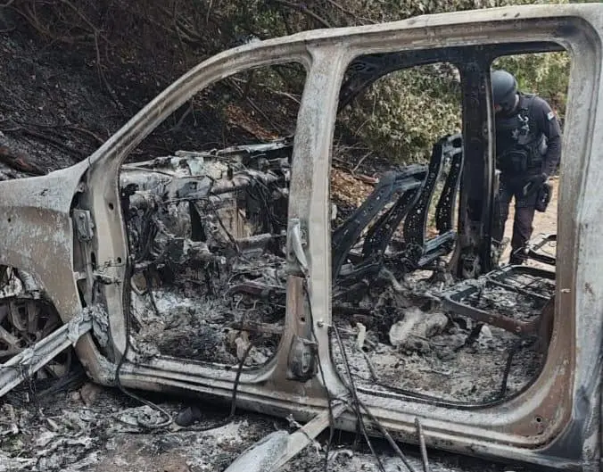 $!Encuentran cuerpo carbonizado una persona y tres camionetas calcinadas en Amole, cerca de El Quelite