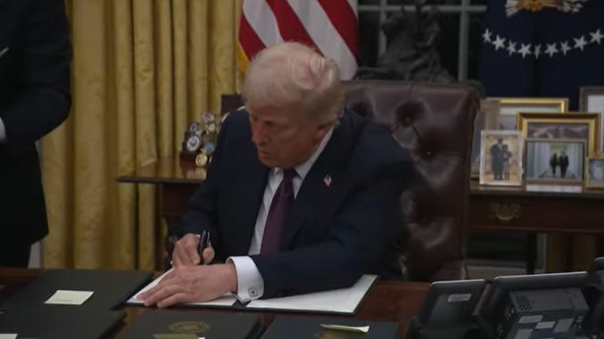 Trump firma órdenes para designar cárteles como terroristas y declara emergencia en frontera