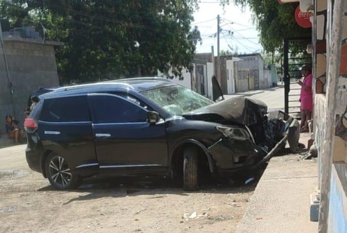 $!Camioneta choca contra vivienda en Mazatlán; ocupantes huyen del lugar