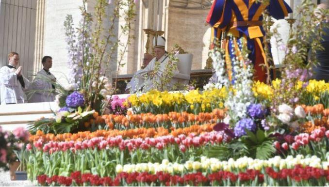 El Pontífice aprovechó el mensaje de Pascua, leído desde la logia central de la fachada de la basílica de San Pedro, antes de dar su bendición Urbi et Orbi, para enumerar los problemas y conflictos que aquejan al mundo.