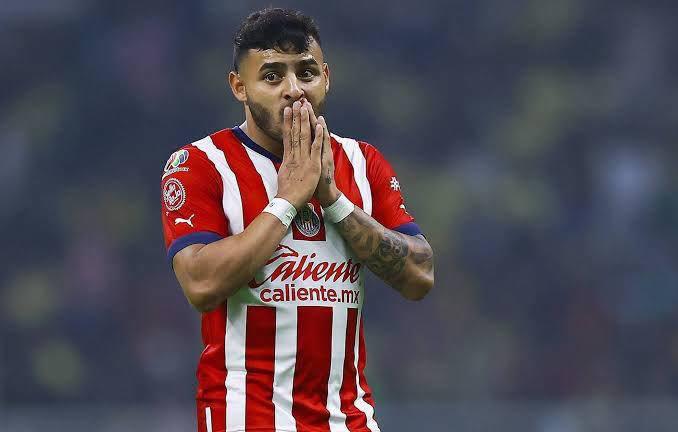 Alexis Vega recibe el perdón y viaja con Chivas para enfrentar a Pumas