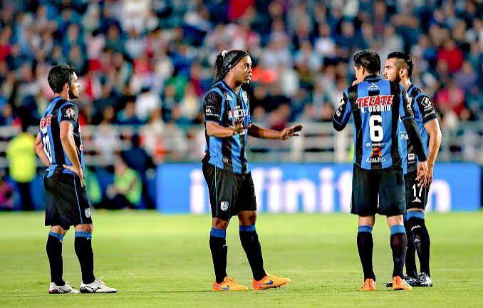 Ronaldinho llegaría como directivo al club de la Liga Premier.