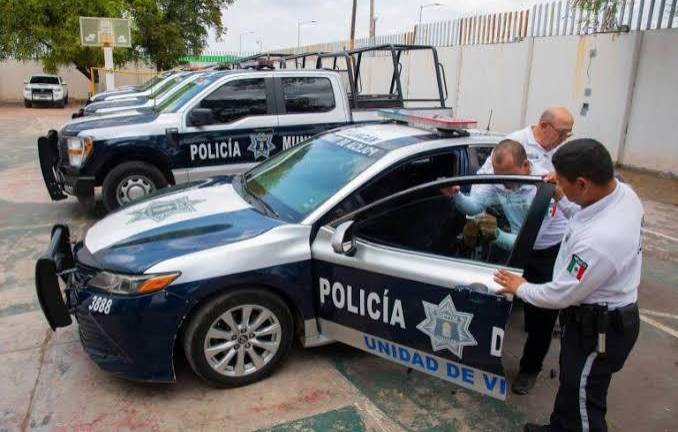 Elementos de Seguridad Pública Municipal de Culiacán retiran polarizado de patrullas.