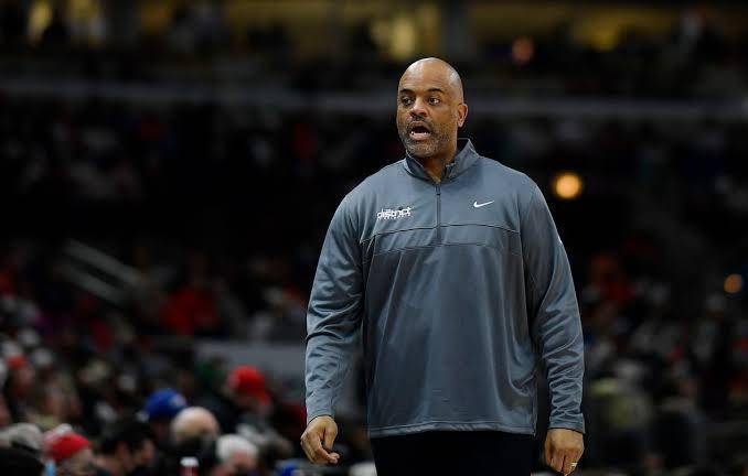 Wes Unseld pasará a un puesto de oficina.