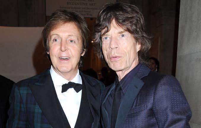 Paul McCartney y Mick Jagger se unen para grabar una canción.
