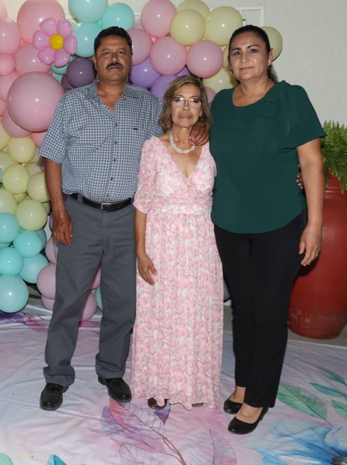 $!Carlos y Laura Millán junto a María Esther.