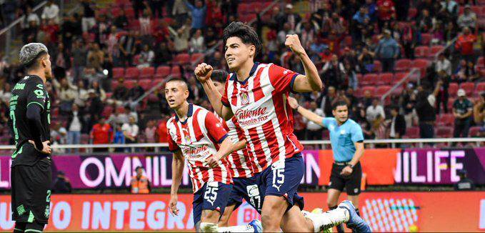 Sinaloense Érick Gutiérrez rescata el empate para Chivas en el último minuto