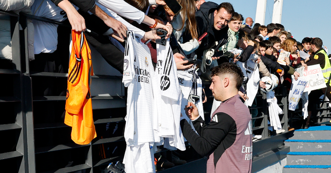 Jugadores del Real Madrid firmaron autógrafos a los aficionados por varios minutos.