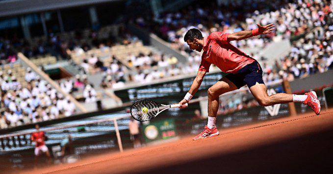 Djokovic llega a cuartos en París exhibiendo un gran nivel