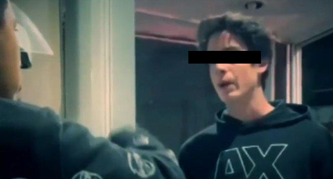 $!Alumno de prepa en Puebla golpea a guardia de seguridad; escuela lo suspende