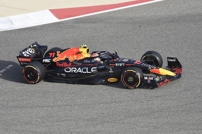 $!Se le escapa el podio a Checo Pérez en la última vuelta del Gran Premio de Bahrein; Ferrari hace el 1-2