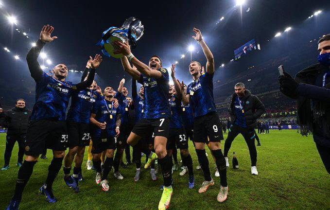 Inter de Milán derrotó a la Juventus para alzar el trofeo de campeón de la Supercopa de Italia.