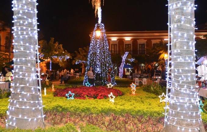 Hoy viernes 1 de diciembre llegará la magia de la Navidad a Mazatlán con el encendido de las luces en la Plazuela Machado.