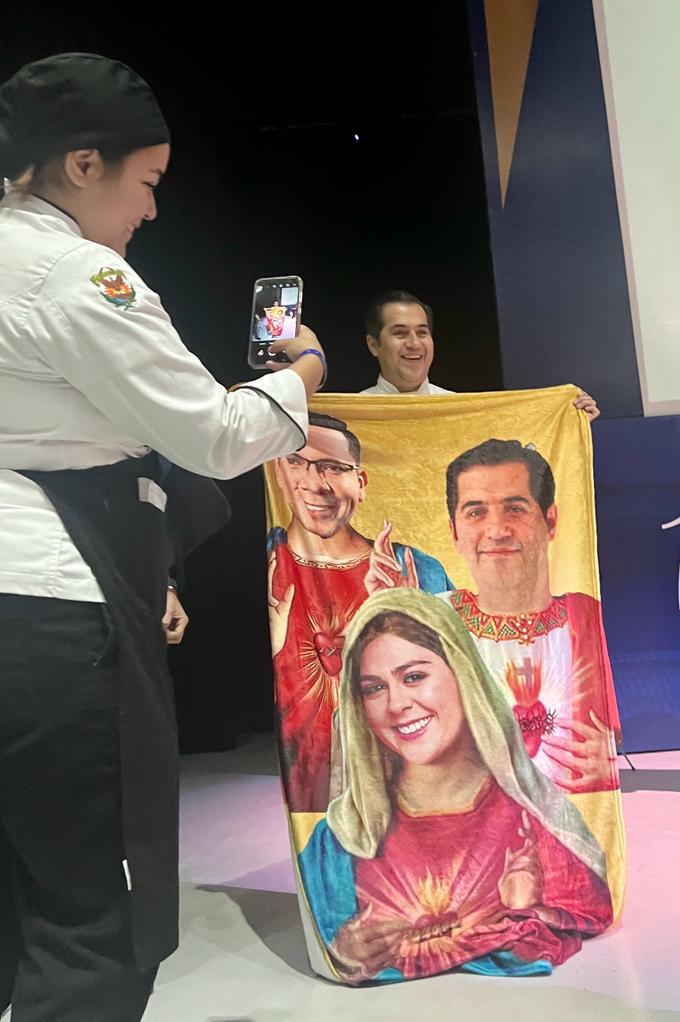 $!El chef Irving Quiroz con la manta que le llevaron los estudiantes con su foto entre los tres “santos” de la panadería y repostería en México.